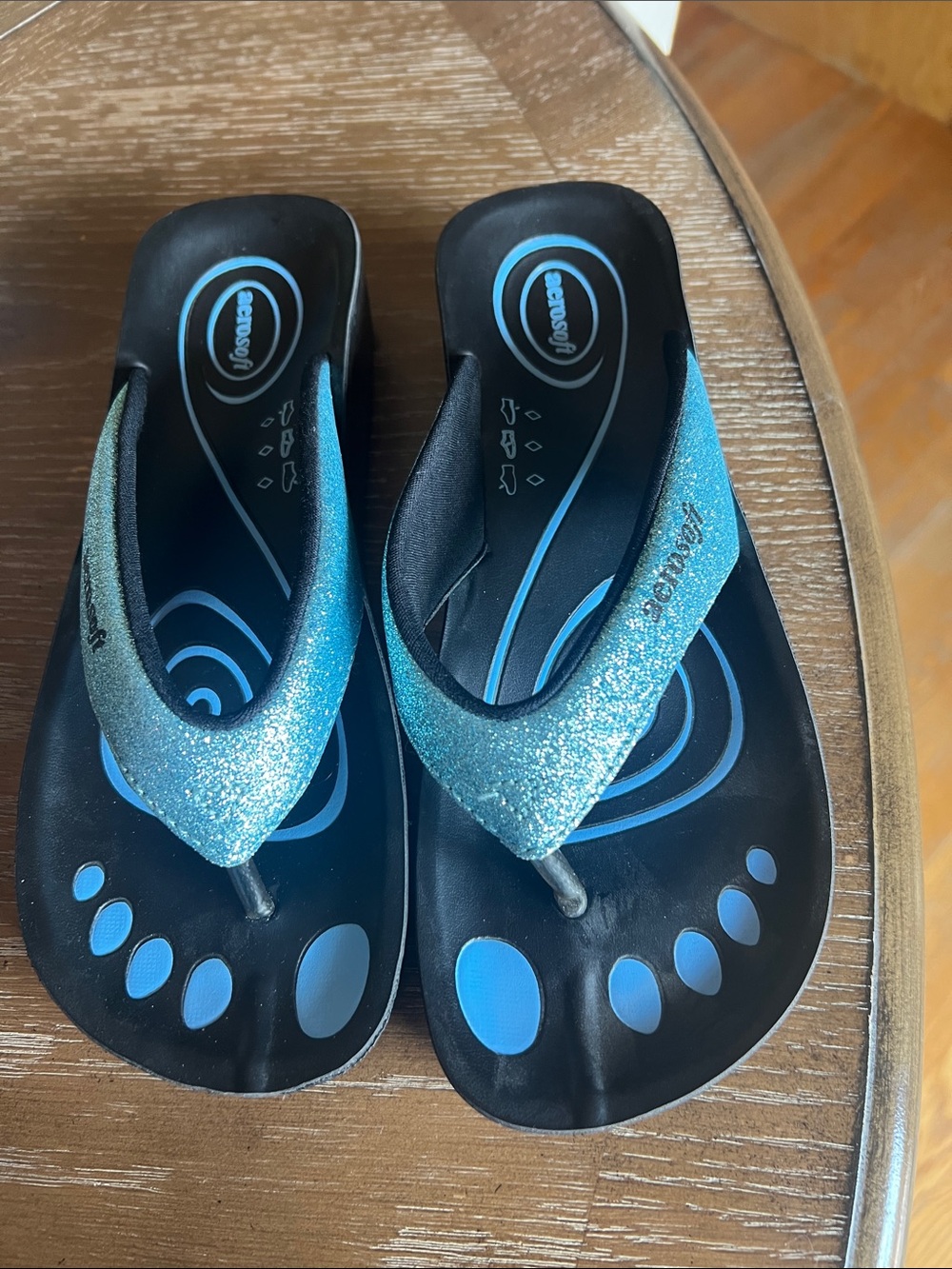 Aerosoft Black Footbed Flip Flops with Sparkling Aqua Straps NWOT